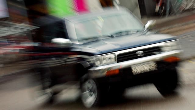 Ein Geländewagen in Fahrt. Ein Geländewagen in Fahrt.