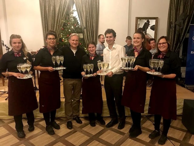 Bedienstete mit Champagnergläsern. Bedienstete mit Champagnergläsern.