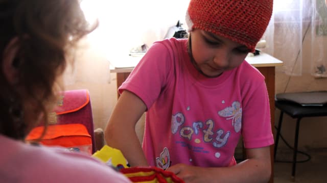 Mädchen packt Schulsack. Mädchen packt Schulsack.