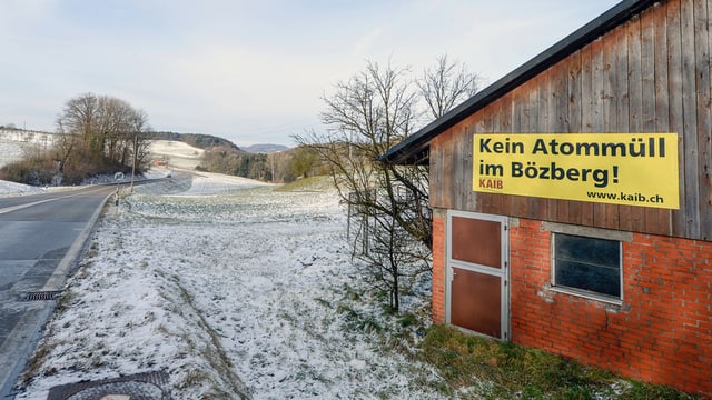 Bauernhaus an Strasse, an der Hauswand ein Plakat mit der Aufschrift "Kein Atommüll im Bözberg" Bauernhaus an Strasse, an der Hauswand ein Plakat mit der Aufschrift "Kein Atommüll im Bözberg"