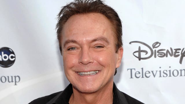 Portrait David Cassidy lachen vor einer Fotowand. Portrait David Cassidy lachen vor einer Fotowand.