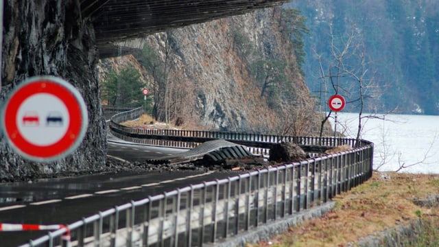 Ein Felsbrocken liegt auf der Axenstrasse. Ein Felsbrocken liegt auf der Axenstrasse.