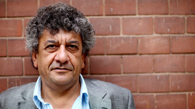 Najem Wali steht vor einer Backsteinwand. Najem Wali steht vor einer Backsteinwand.