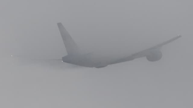Eine Boeing 777-200 startet bei Nebel. Eine Boeing 777-200 startet bei Nebel.