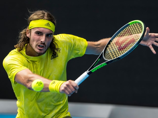 Stefanos Tsitsipas schlägt eine Rückhand. Stefanos Tsitsipas schlägt eine Rückhand.
