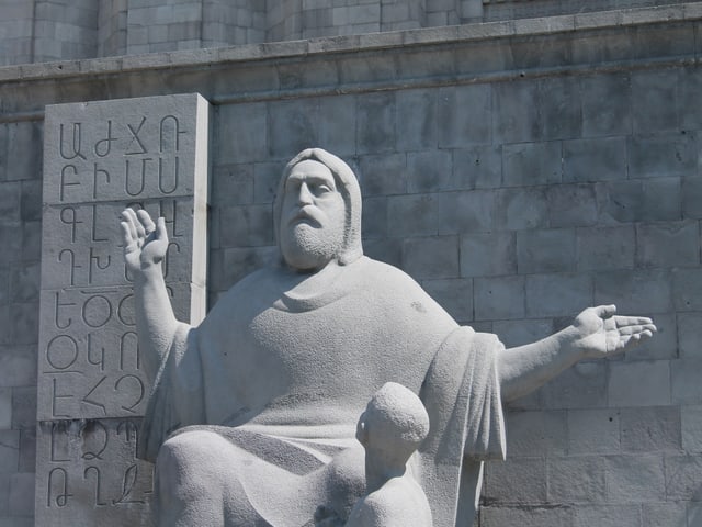 Steinstatue mit Schrifttafel. Steinstatue mit Schrifttafel.