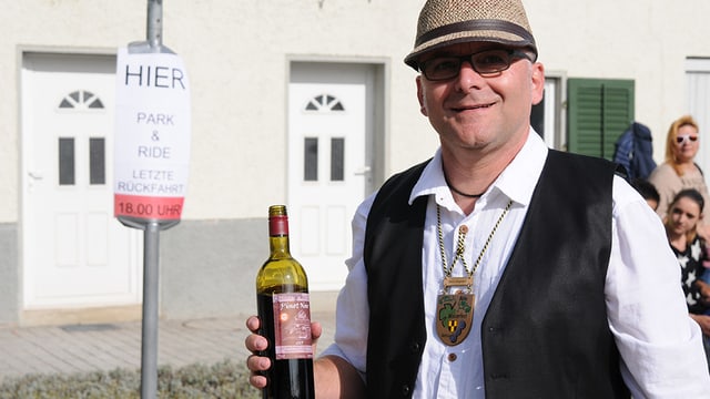 Mann mit leerer Weinflasche Mann mit leerer Weinflasche