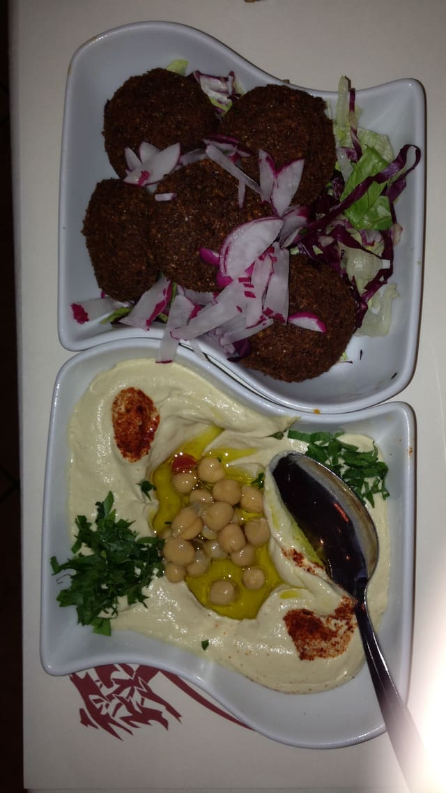 Ein Schölchen mit Hummus neben Randensalat. Ein Schölchen mit Hummus neben Randensalat.