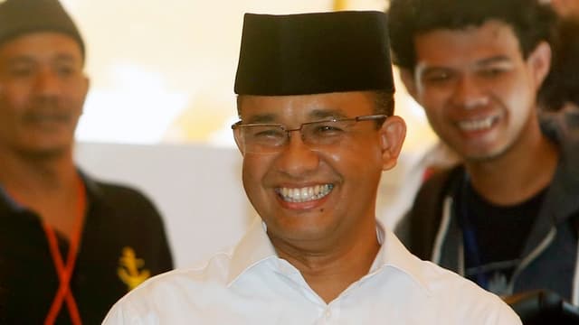 Anies Baswedan, Vertreter der Islamisten, bei der Stimmabgabe. Anies Baswedan, Vertreter der Islamisten, bei der Stimmabgabe.