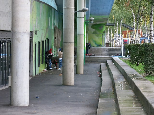 Abhängen unter der Brücke: Die Dreirosen-Anlage ist ein Treffpunkt für viele Jugendliche.