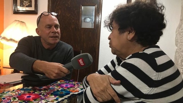 Matthias Kündig interviewt eine Bewohnerin in einer Wohnung.