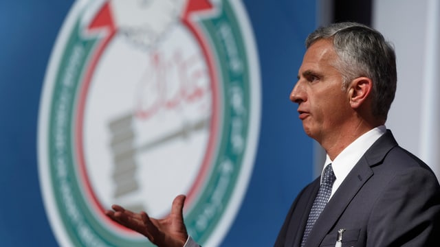 Didier Burkhalter von der Seite eine Rede haltend. Didier Burkhalter von der Seite eine Rede haltend.