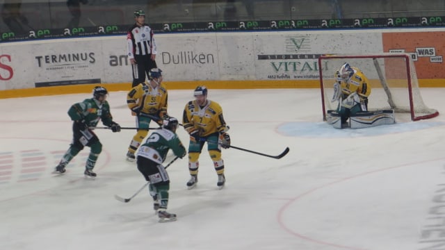 SCL-Goalie Eichmann wehrt einen Schuss des EHCO im dritten Drittel ab. SCL-Goalie Eichmann wehrt einen Schuss des EHCO im dritten Drittel ab.