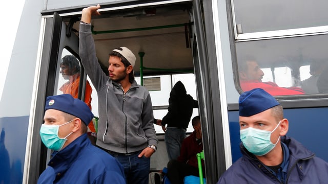 Polizisten mit Atemschutzmasken Polizisten mit Atemschutzmasken