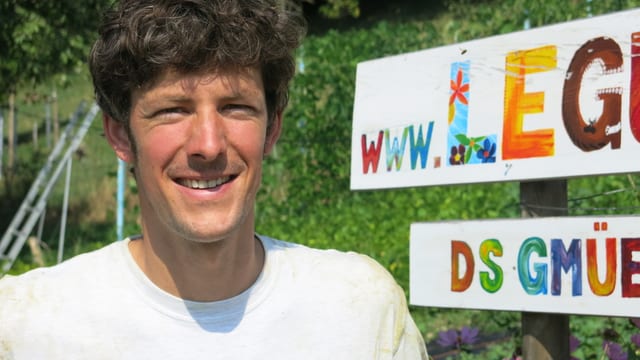 Porträt von Daniel Flühmann vor seinem Gemüsegarten. Porträt von Daniel Flühmann vor seinem Gemüsegarten.