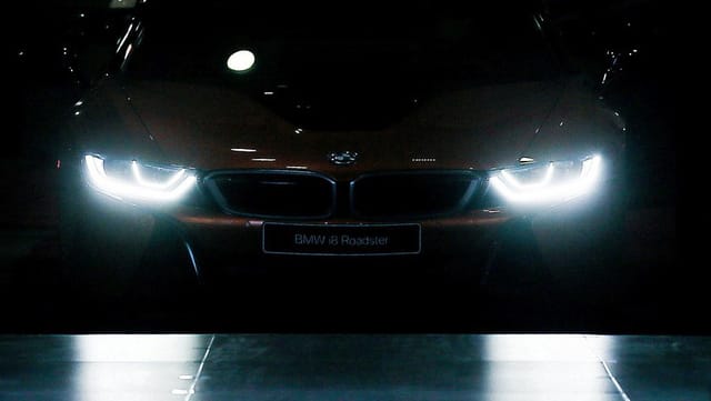 Ein BMW im Dunkeln. Ein BMW im Dunkeln.