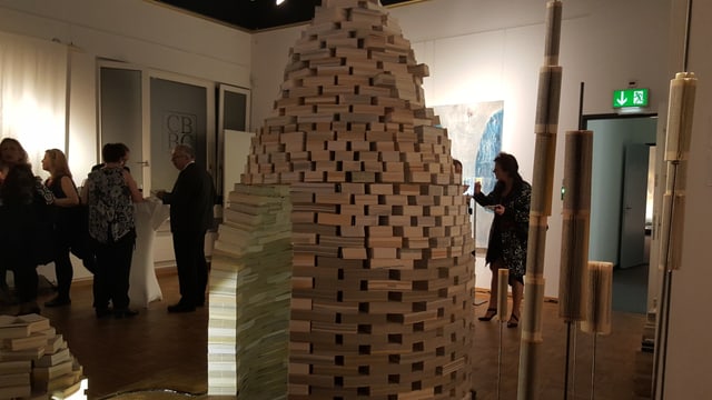 Eine Hütte, etwa 1,5 Meter hoch aus alten Büchern Eine Hütte, etwa 1,5 Meter hoch aus alten Büchern