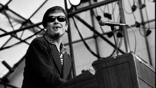 Jerry Dammers am Piano auf der Bühne. Er hat kaum Zähne. Jerry Dammers am Piano auf der Bühne. Er hat kaum Zähne.