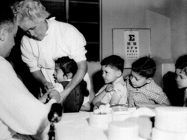 Schwarzweissbild von Kindern bei der Impfung von 1955. Schwarzweissbild von Kindern bei der Impfung von 1955.