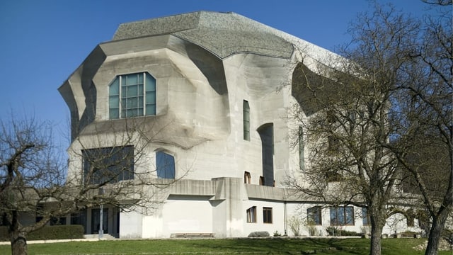 Speziell geformtes Gebäude aus Beton Speziell geformtes Gebäude aus Beton