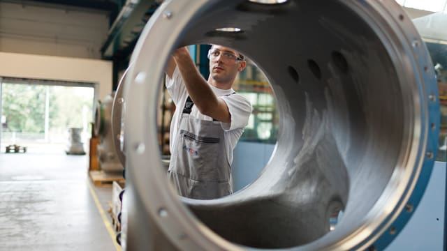 Ein Alstom-Mitarbeiter in einem Werk Ein Alstom-Mitarbeiter in einem Werk