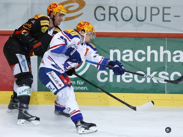Duell an der Bande zwischen Andrighetto und Jeffrey. Duell an der Bande zwischen Andrighetto und Jeffrey.