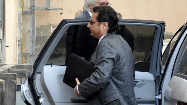 Schettino steigt mit einer Aktentasche unter dem Arm aus einem Auto. Schettino steigt mit einer Aktentasche unter dem Arm aus einem Auto.