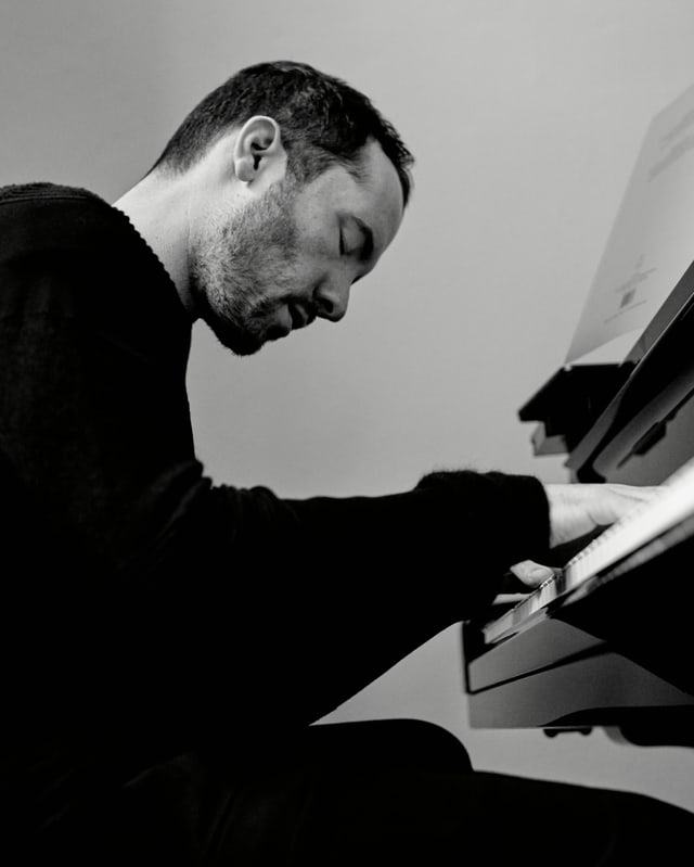 Ein Porträt von Igor Levit, wie er am Klavier sitzt. Ein Porträt von Igor Levit, wie er am Klavier sitzt.