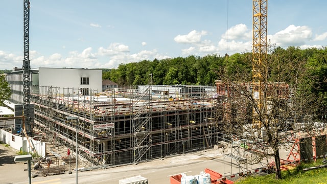 Rohbau mit Gerüst, im Hintergrund Klinikgebäude Rohbau mit Gerüst, im Hintergrund Klinikgebäude