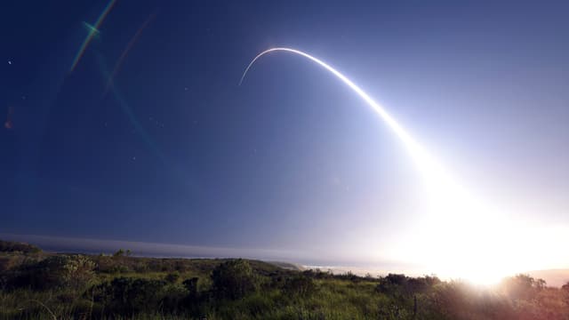 Raketenstart bei Nacht, man sieht die erleuchtete Flugkurve. Raketenstart bei Nacht, man sieht die erleuchtete Flugkurve.