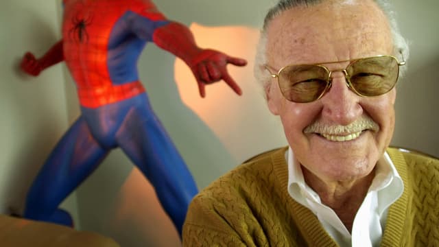 Stan Lee mit Spider-Man-Figur Stan Lee mit Spider-Man-Figur