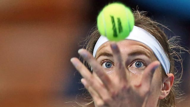 Grossaufnahme von Stefanie Vögeles Kopf, wie sie den Ball aufwirft. Grossaufnahme von Stefanie Vögeles Kopf, wie sie den Ball aufwirft.
