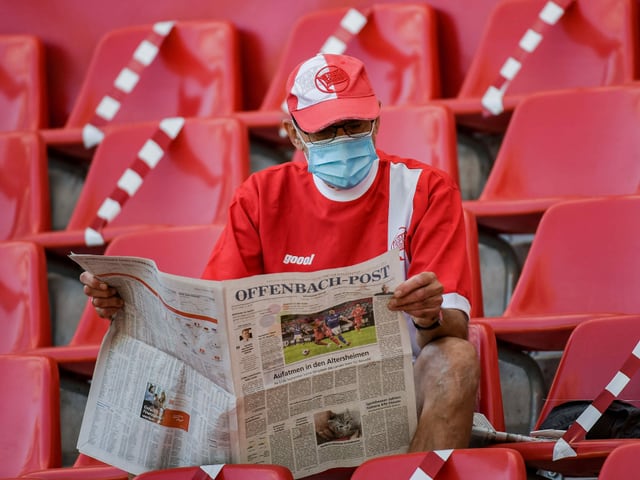 Fan in Offenbach liest die Zeitung