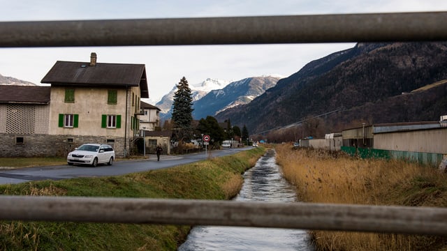 Der Grossgrundkanal plätschert an einem Haus vorbei. Der Grossgrundkanal plätschert an einem Haus vorbei.