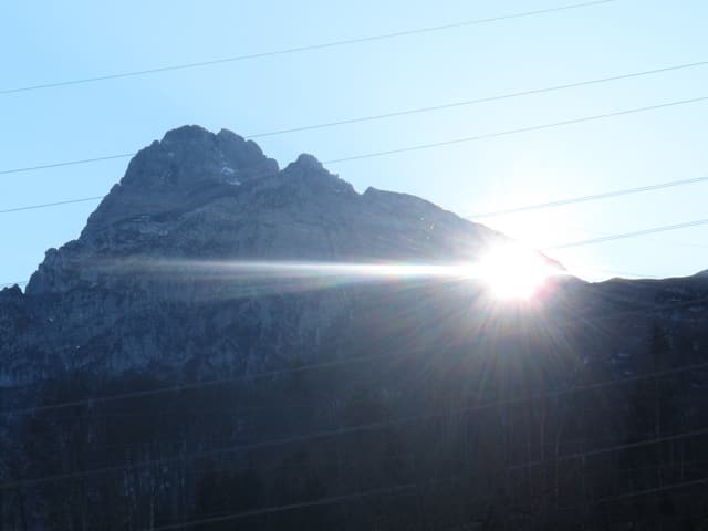 Die Sonne scheint durch das Mürtschenloch nach Obstalden/GL