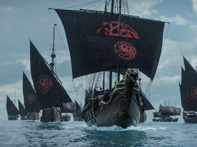 Einige Schiffe mit schwarzen Segeln und Drachenbild. Einige Schiffe mit schwarzen Segeln und Drachenbild.