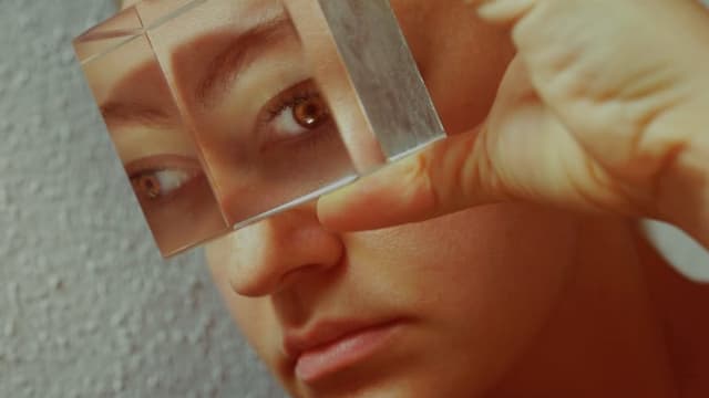Ein Gesicht mit durch eine Art Lupe verzerrten Augen. Ein Gesicht mit durch eine Art Lupe verzerrten Augen.