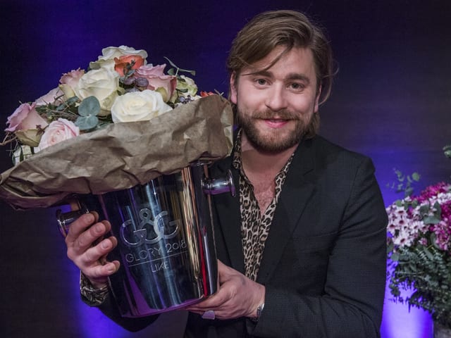 Baschi mit Blumenstrauss auf Bühne. Baschi mit Blumenstrauss auf Bühne.
