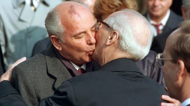 Michail Gorbatschow küsst Erich Honecker. Michail Gorbatschow küsst Erich Honecker.