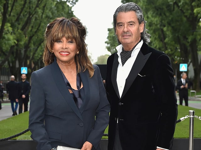 Tina Turner und Erwin Bach nebeneinander stehend. Tina Turner und Erwin Bach nebeneinander stehend.