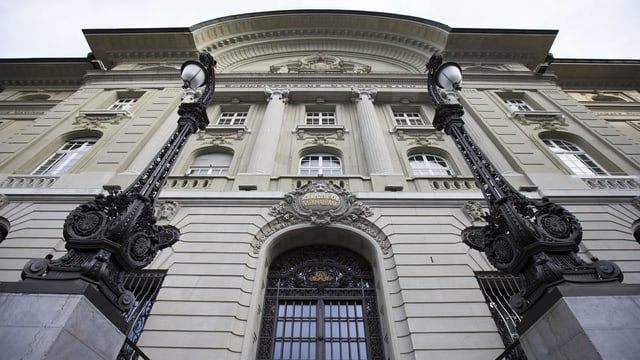 Ein altes Gebäude von vorne fotografiert. Ein altes Gebäude von vorne fotografiert.