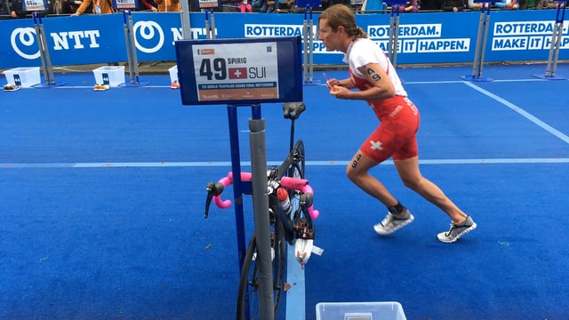 Nicola Spirig geht auf die Laufstrecke. Nicola Spirig geht auf die Laufstrecke.
