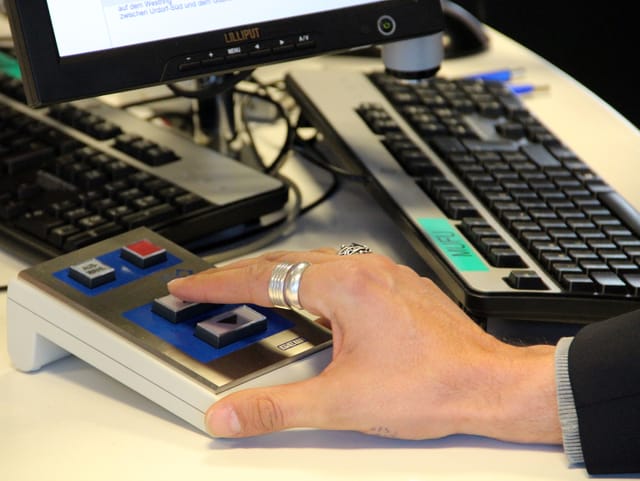 Hand von Pedro Lenz an den Reglern.