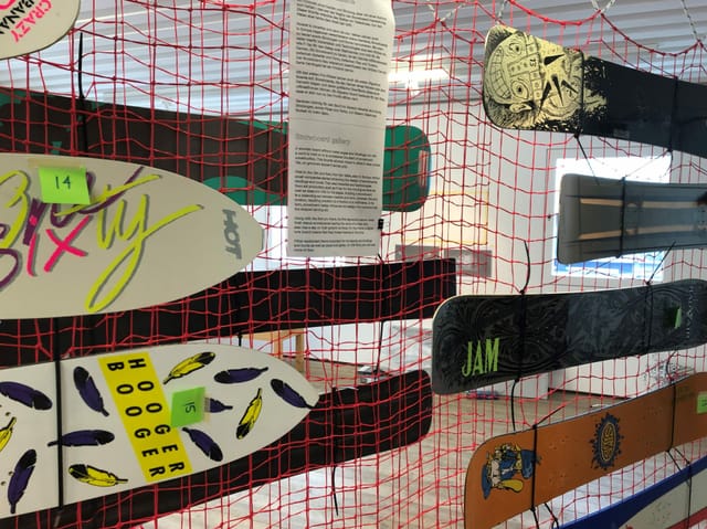 Snowboards hängen an einem Netz Snowboards hängen an einem Netz