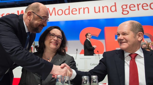 Schulz, Nahles und Scholz, Schulz gibt Scholz die Hand. Schulz, Nahles und Scholz, Schulz gibt Scholz die Hand.