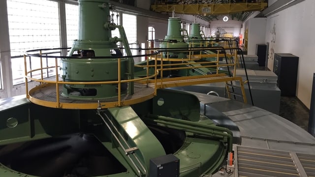 Das Maschinenhaus mit den riesigen grünen Generatoren. Das Maschinenhaus mit den riesigen grünen Generatoren.