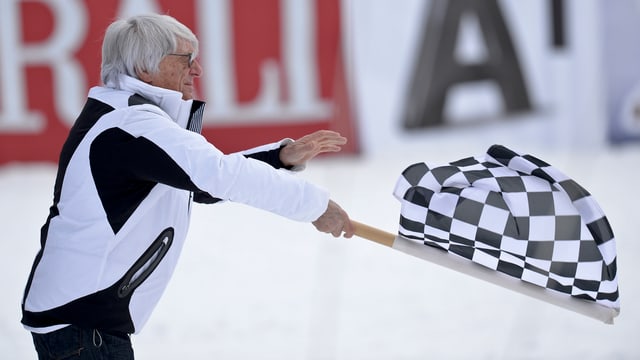 Bernie Ecclestone mit der Zielflagge.