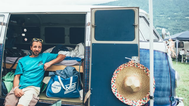 Andrea aus dem Maggiatal (TI) mit seinem VW T1 (Jg. 1959). Andrea aus dem Maggiatal (TI) mit seinem VW T1 (Jg. 1959).