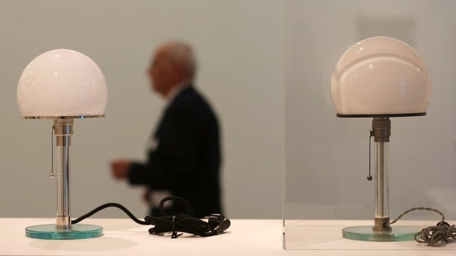Zwei Lampen in einer Ausstellung. Zwei Lampen in einer Ausstellung.