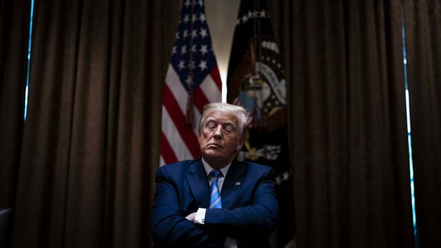 Trump mit verschränkten Armen Trump mit verschränkten Armen